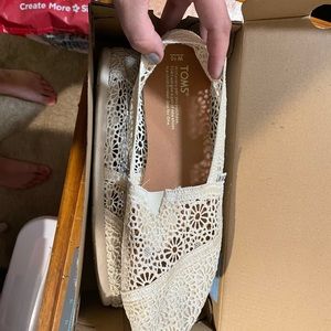 Women’s Lace Toms